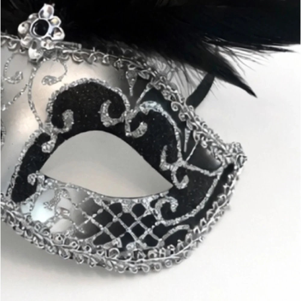 Unbranded • Elegant Venetian-Style Masquerade Mask in Black and Silver